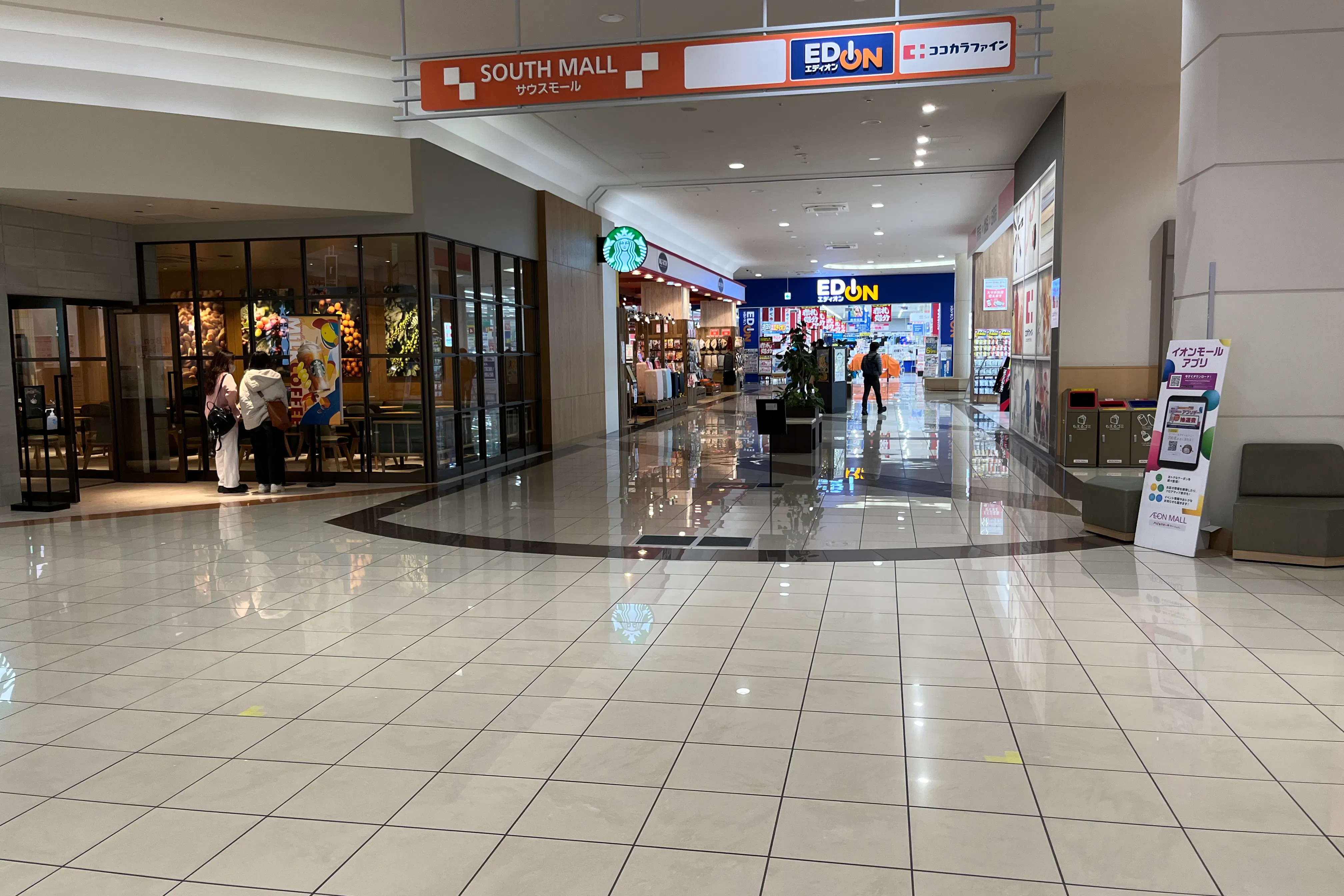 【イオンモール新居浜】『1F 催事スペースB』ー「サウスコート」前の適度な通行量スペース!カフェやドラッグストアに囲まれた展示PRに最適な場所です