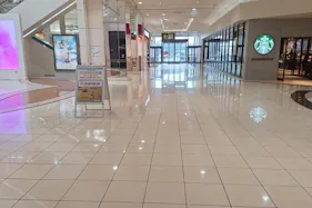 【イオンモール新居浜】『1F 催事スペースB』ー「サウスコート」前の適度な通行量スペース!カフェやドラッグストアに囲まれた展示PRに最適な場所です