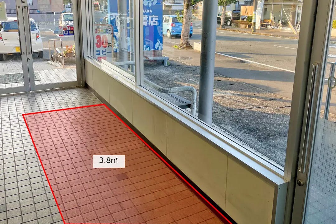 【田中書店妻ヶ丘本店】学生や周辺住民向け催事に最適!地域住民から愛される書店の風除室スぺース