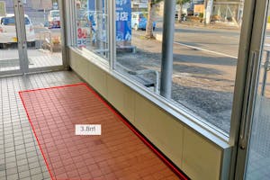 【田中書店妻ヶ丘本店】学生や周辺住民向け催事に最適!地域住民から愛される書店の風除室スぺース