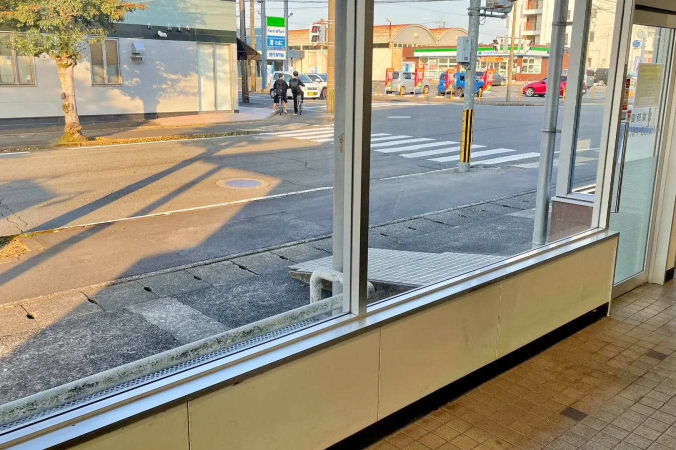 【田中書店妻ヶ丘本店】学生や周辺住民向け催事に最適!地域住民から愛される書店の風除室スぺース