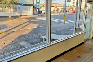 【田中書店妻ヶ丘本店】学生や周辺住民向け催事に最適!地域住民から愛される書店の風除室スぺース