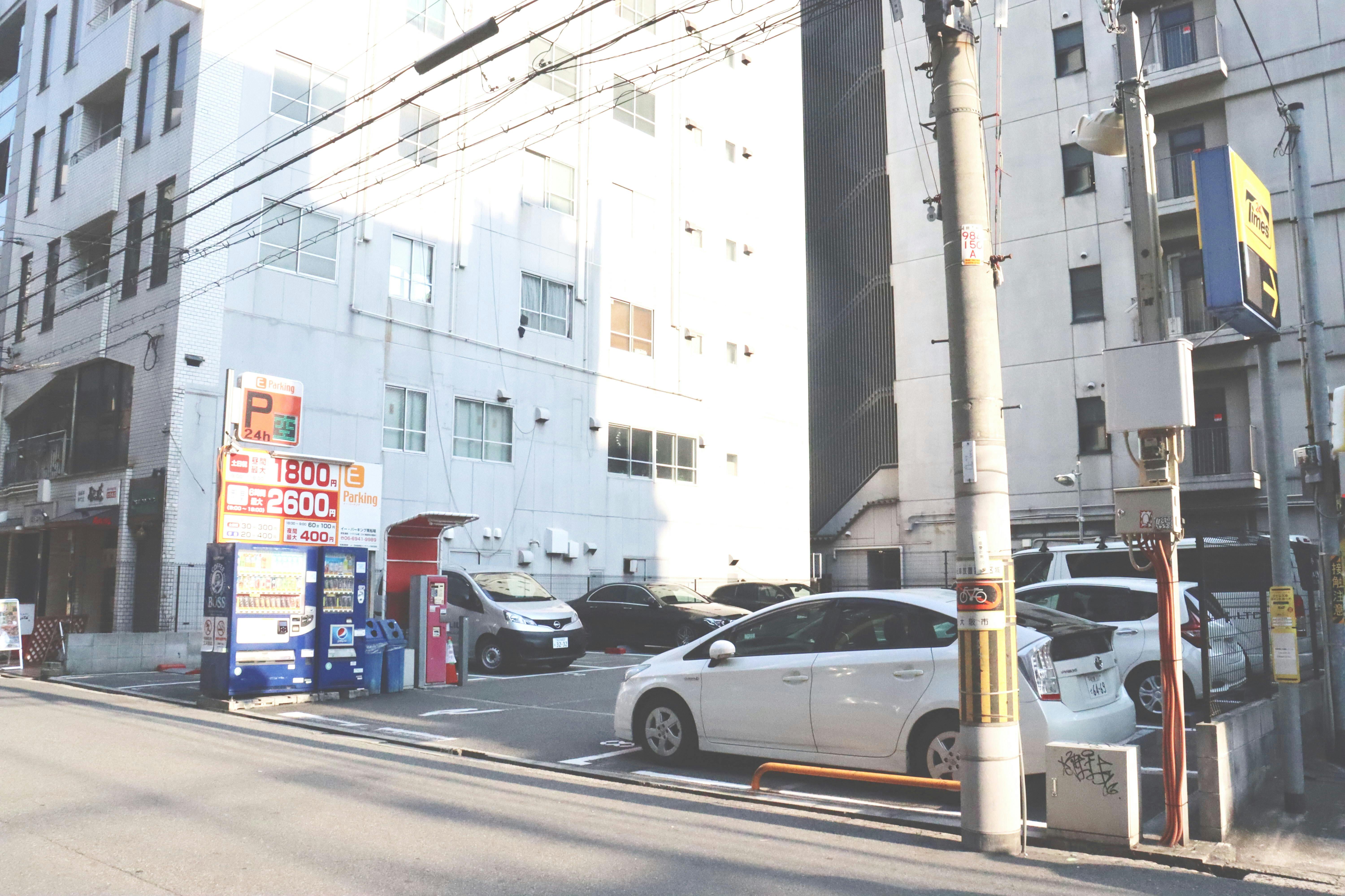 真向かいに駐車場あり。 ※駐車料金の補助ございませんので、長時間の駐車の場合、料金の管理はご自身でお願いいたします。