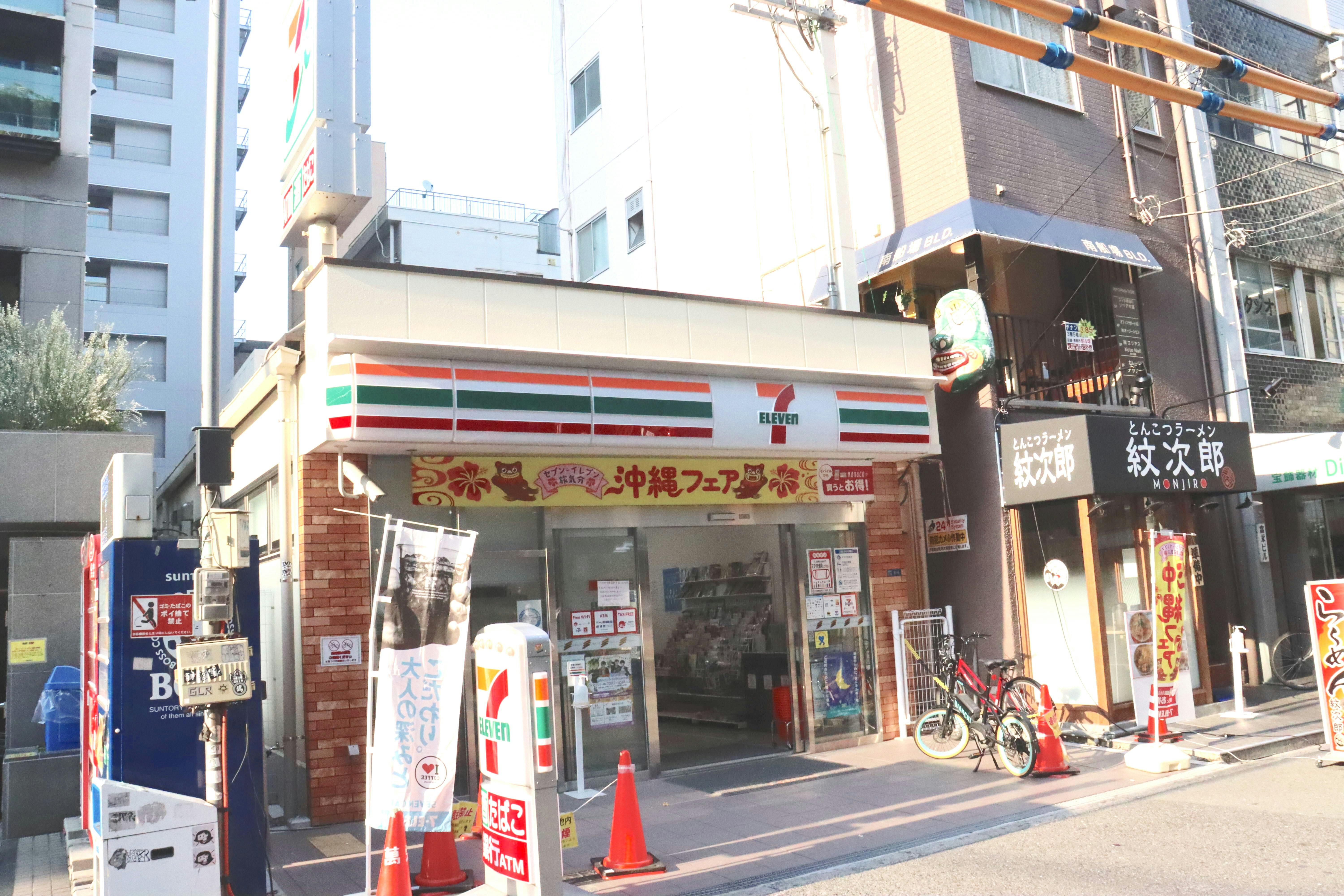 徒歩2分のところにセブンイレブンがございます。