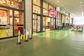 【イオン東雲店】プロモーションに最適な商業施設1F駐車場入口前のイベントスペース