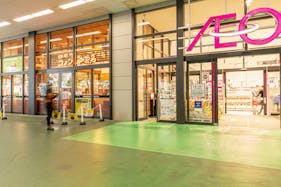 【イオン東雲店】プロモーションに最適な商業施設1F駐車場入口前のイベントスペース