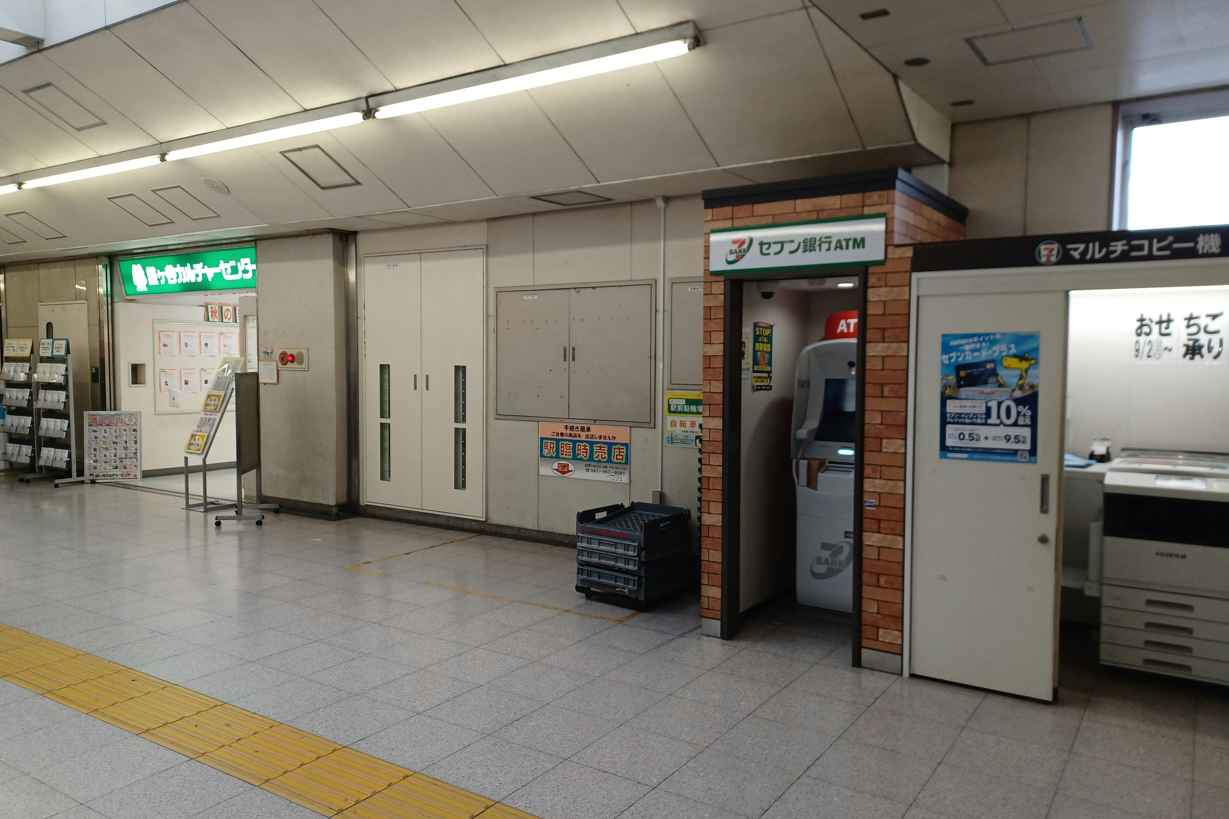 【鎌ヶ谷大仏駅】(改札外)食物販やポップアップストアに最適な人の流動が多い改札前コンコース