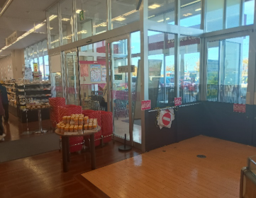 【マックスバリュ板柳店】お客さま休憩所脇 販促プロモーションに最適なスーパー店内催事イベントスペース