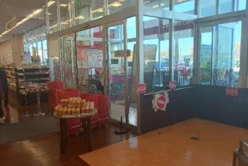 【マックスバリュ板柳店】お客さま休憩所脇 販促プロモーションに最適なスーパー店内催事イベントスペース