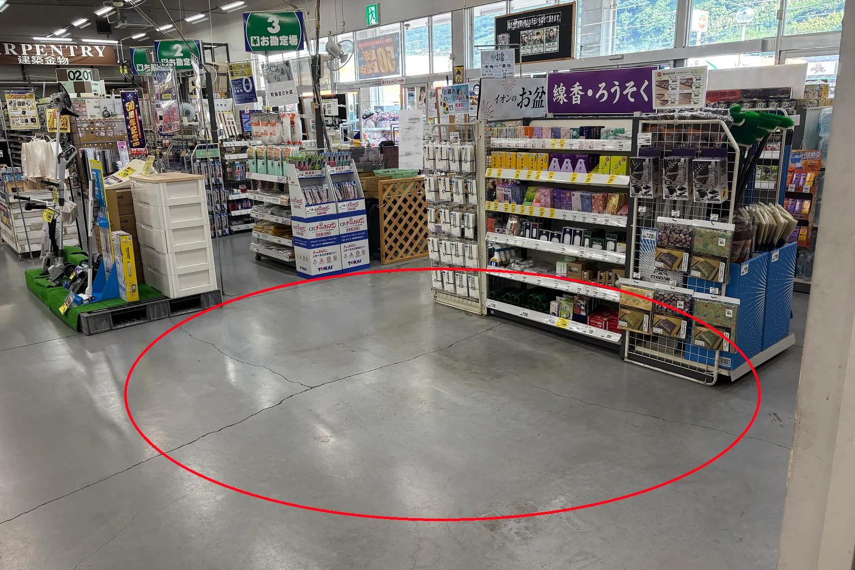【ホームワイド日出店(大分県)】店内レジ前 催事場スペース