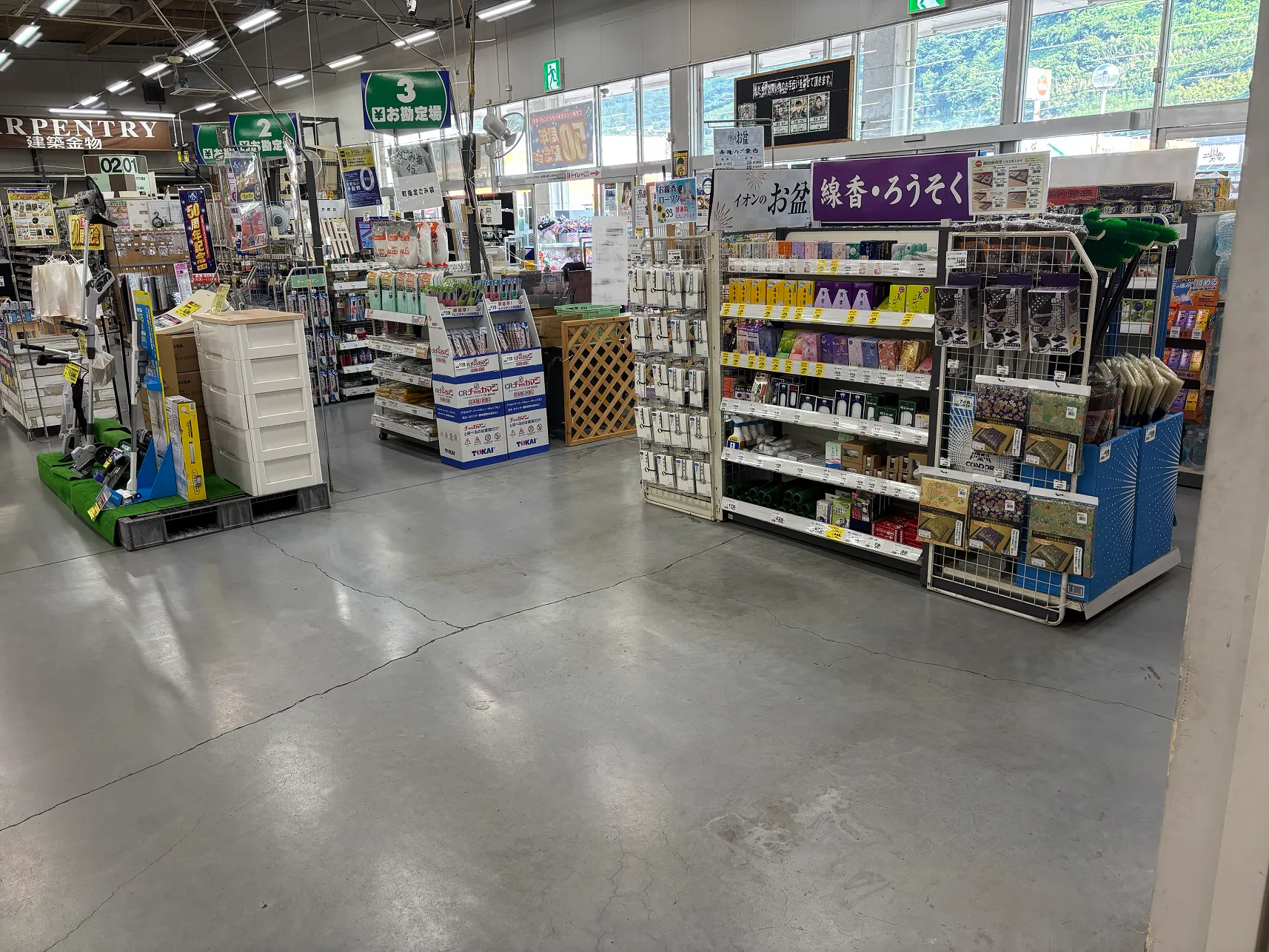 【ホームワイド日出店（大分県）】店内レジ前　催事場スペース