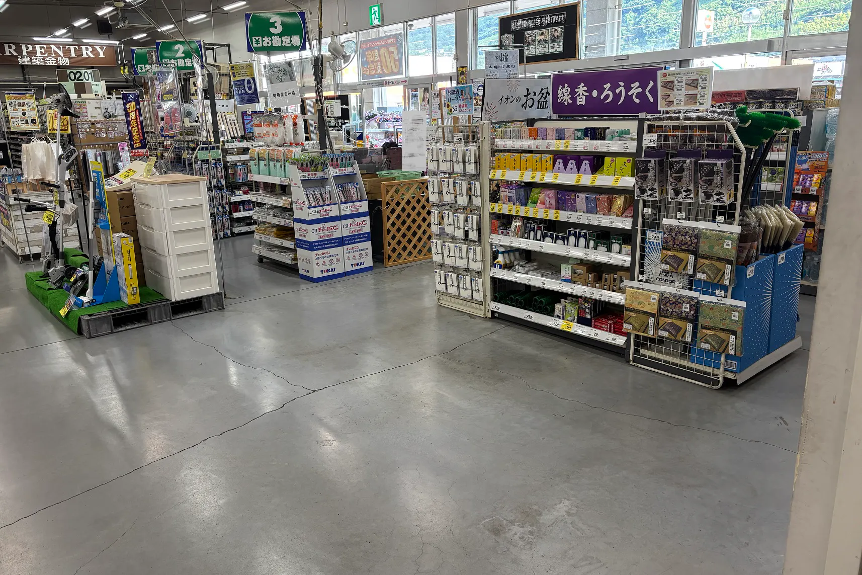 【ホームワイド日出店(大分県)】店内レジ前 催事場スペース