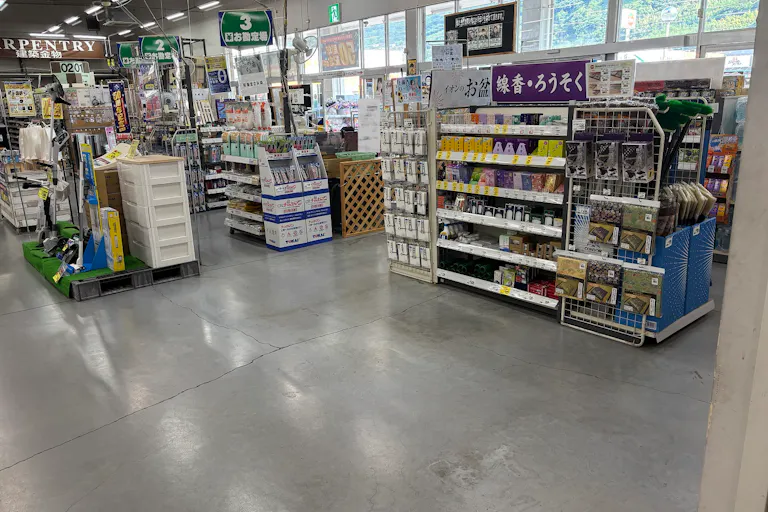 【ホームワイド日出店(大分県)】店内レジ前 催事場スペースの画像3