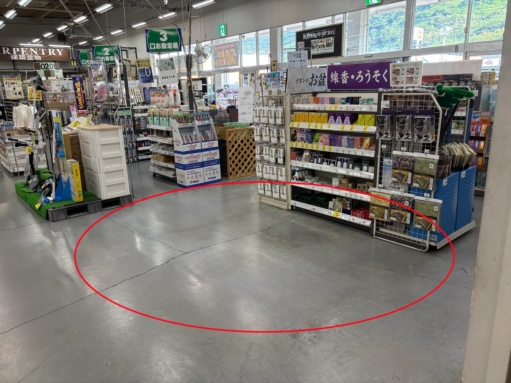 【ホームワイド日出店（大分県）】店内レジ前　催事場スペース