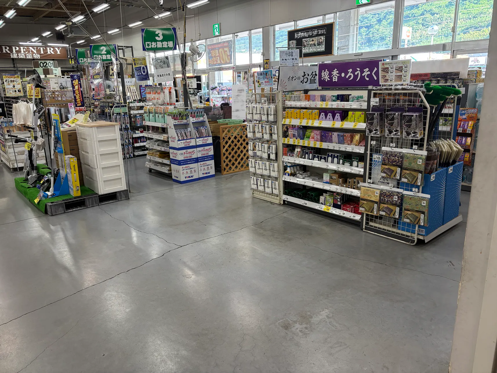 【ホームワイド日出店(大分県)】店内レジ前 催事場スペース