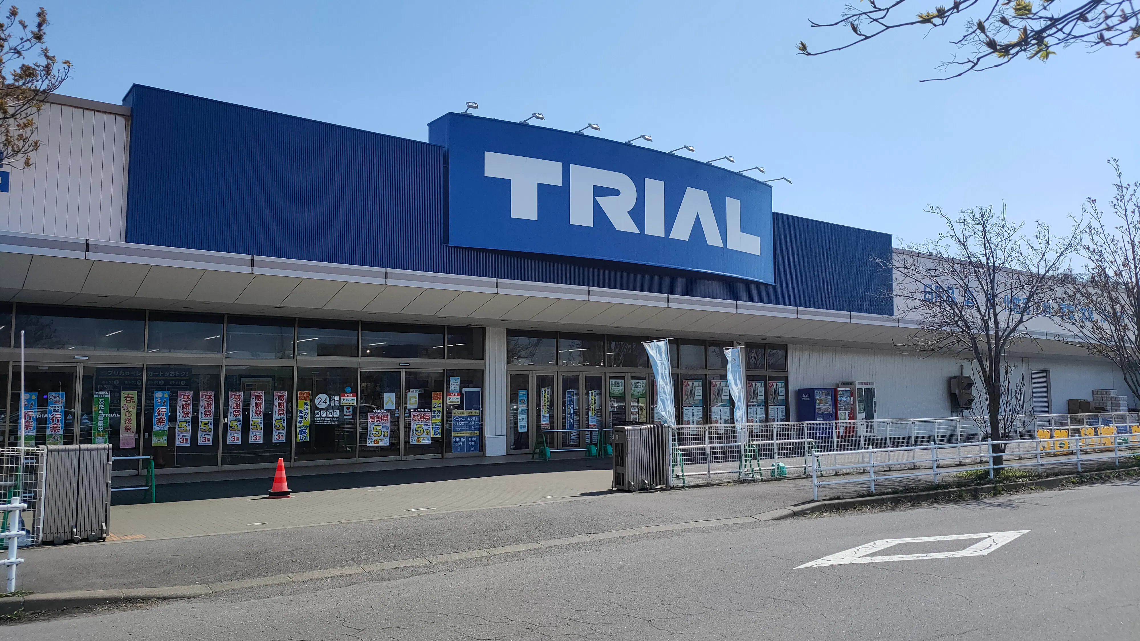 【スーパーセンタートライアル室蘭東店】キッチンカー(調理営業)出店限定/屋外 Ⓐキッチンカースペース【入口正面左側】