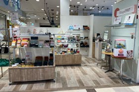 【草加マルイ】1階 カレンダリウムD01【食物販・物販】店内入ってすぐの好立地、什器の貸出も可能