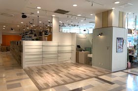 【草加マルイ】1階 カレンダリウムD01【食物販・物販】店内入ってすぐの好立地、什器の貸出も可能