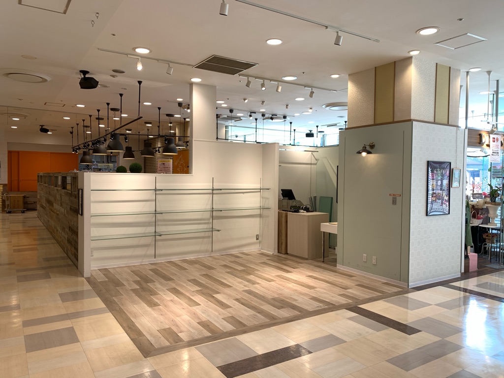 【草加マルイ】1階 カレンダリウムD01【食物販・物販】店内入ってすぐの好立地、什器の貸出も可能