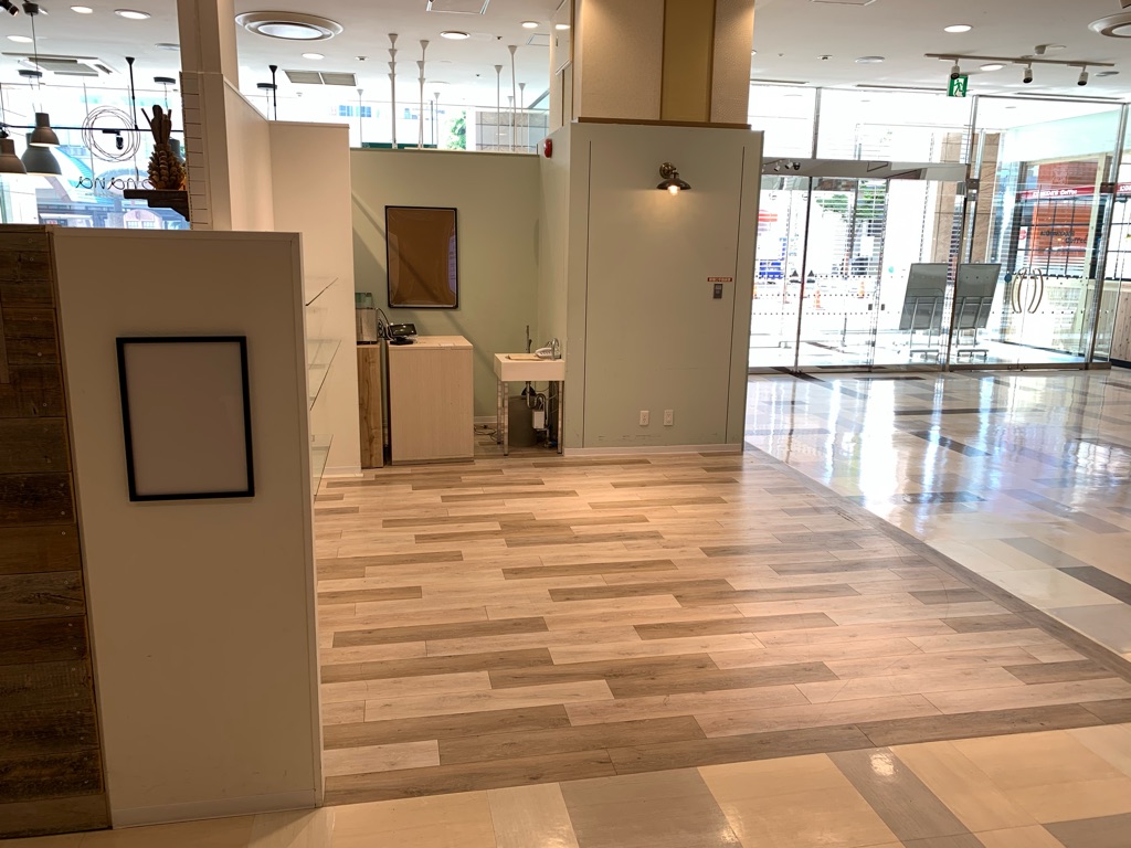 【草加マルイ】1階 カレンダリウムD01【食物販・物販】店内入ってすぐの好立地、什器の貸出も可能