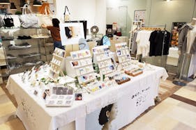 【草加マルイ】1階 カレンダリウムD01【食物販・物販】店内入ってすぐの好立地、什器の貸出も可能