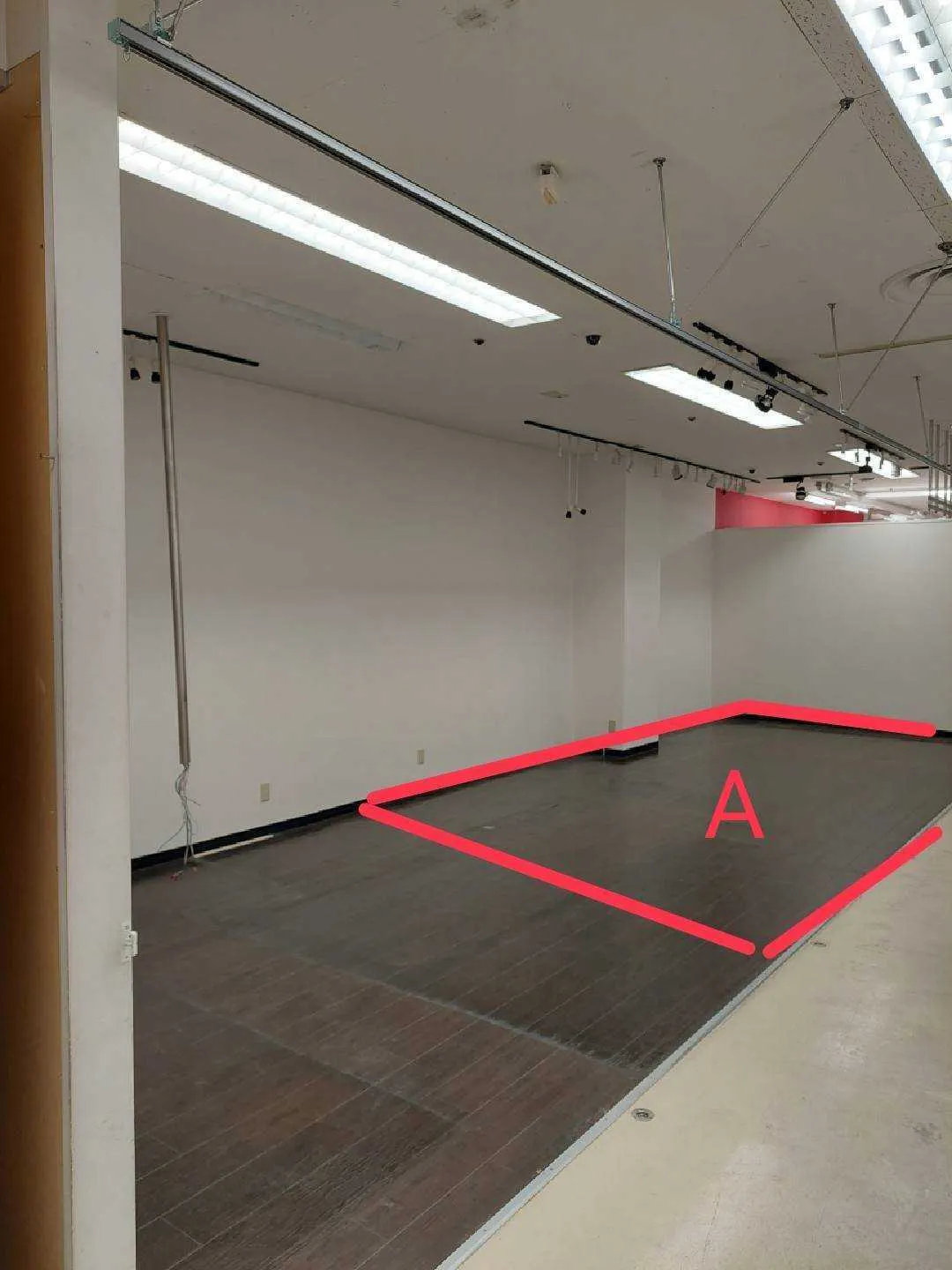 【メガセンタートライアル宇都宮店】販促プロモーションやポップアップストアに適した視認性の高い1階レジアウト付近のイベントスペース(半面貸しA:右側)【買取催事不可】の画像
