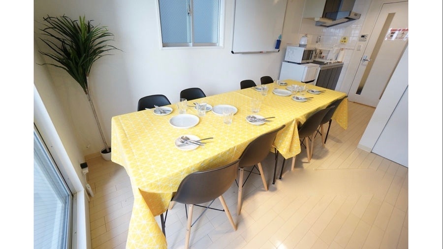 天気がいいと、窓から陽が入ってスペース内が明るくなります。