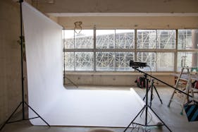 【福井城址大名町駅7分】撮影やワークショップに適した白壁の明るいスタジオ