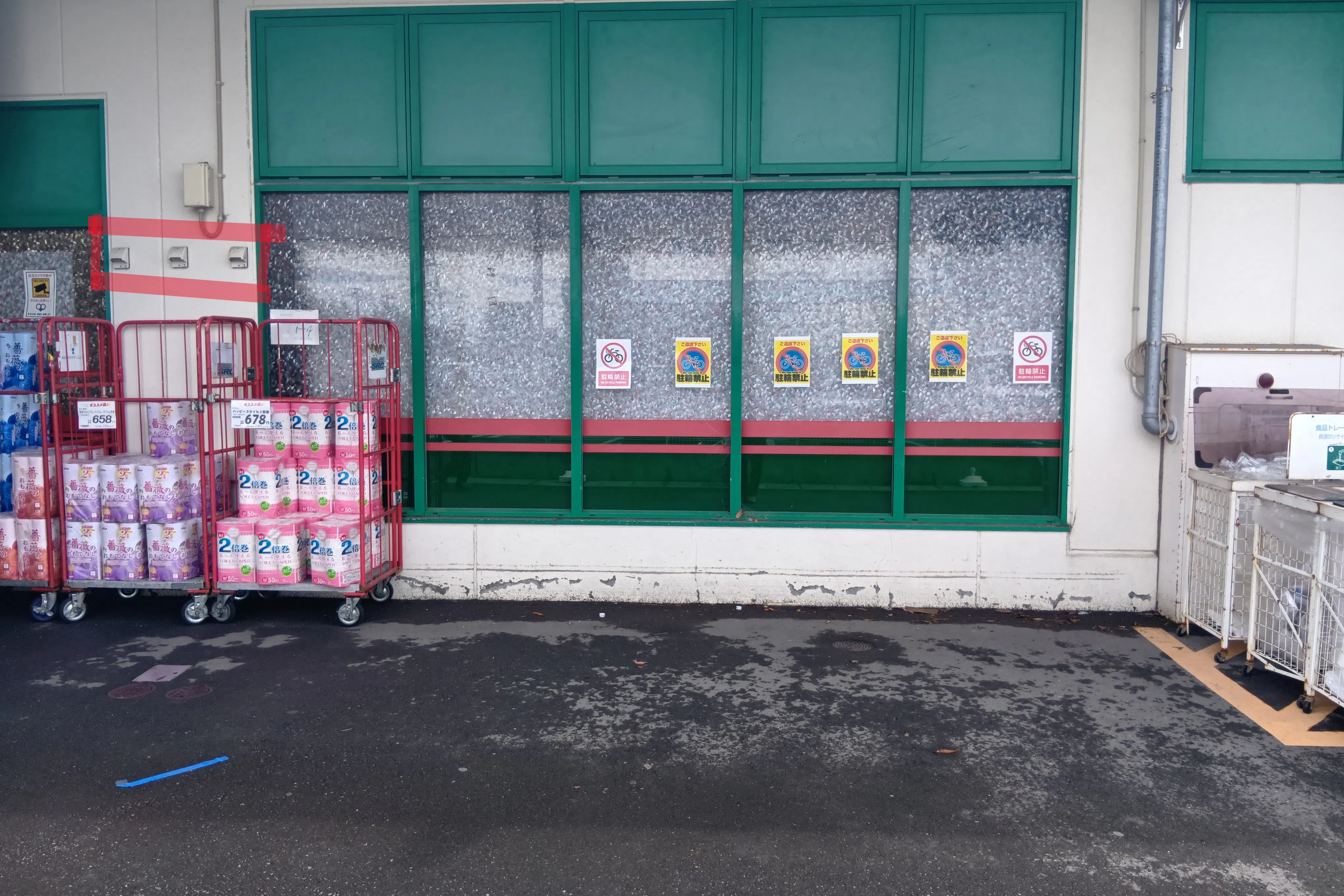 【フードマーケットマム柿田川店】出入口右側スペース 販促プロモーションや物販に最適なスーパー屋外催事イベントスペース