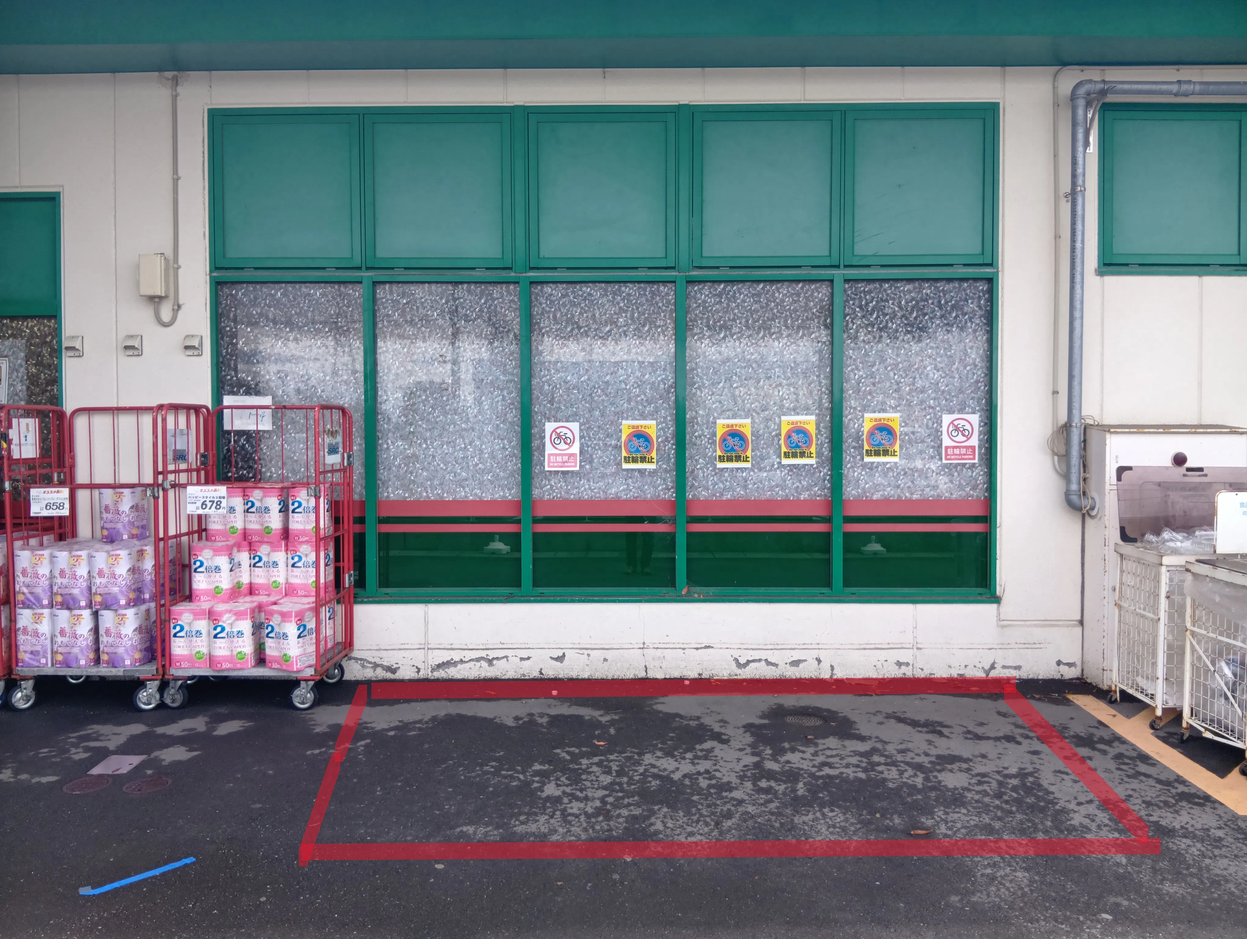 【フードマーケットマム柿田川店】出入口右側スペース 販促プロモーションや物販に最適なスーパー屋外催事イベントスペース