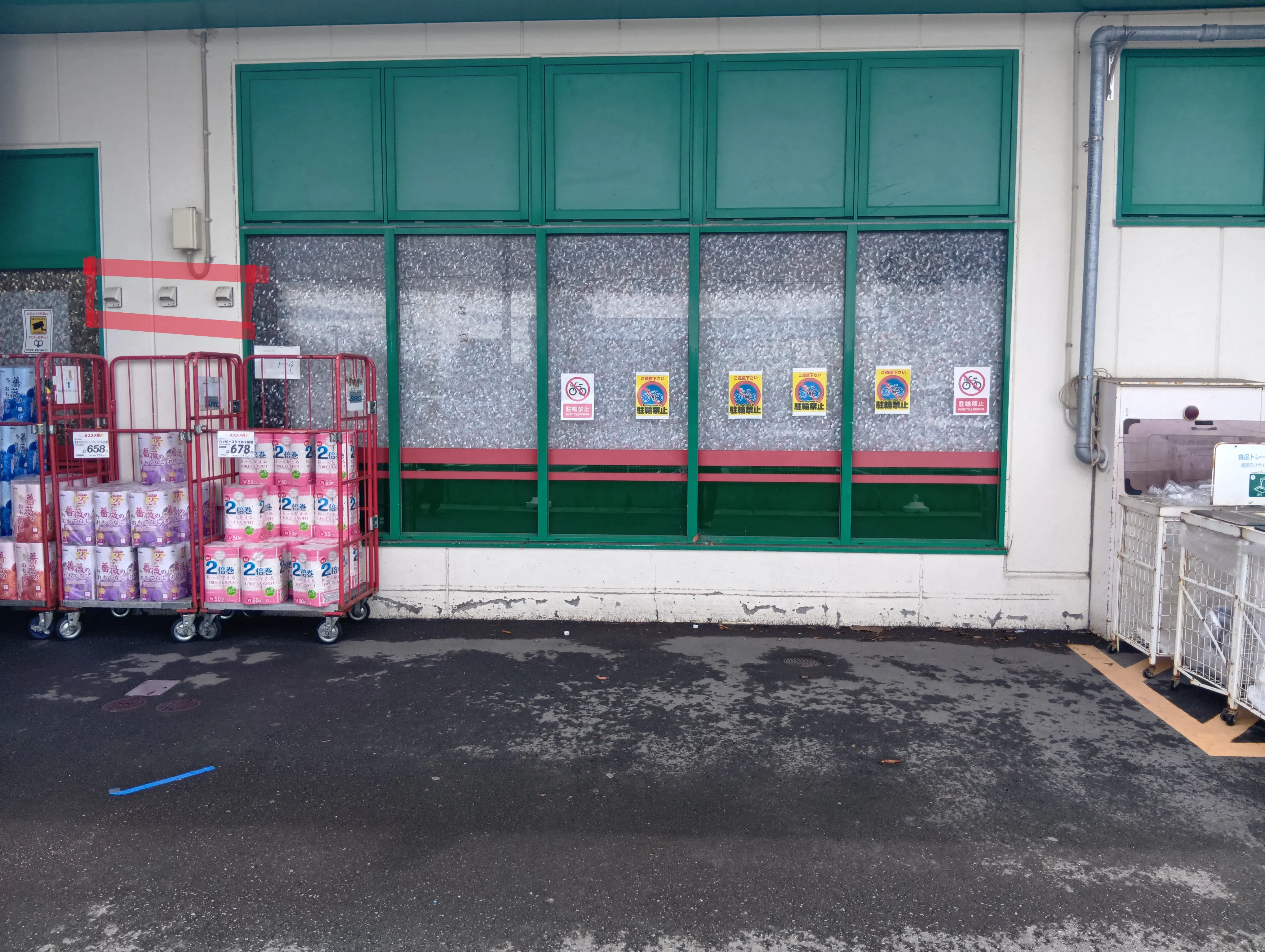 【フードマーケットマム柿田川店】出入口右側スペース 販促プロモーションや物販に最適なスーパー屋外催事イベントスペース