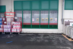 【フードマーケットマム柿田川店】出入口右側スペース 販促プロモーションや物販に最適なスーパー屋外催事イベントスペース