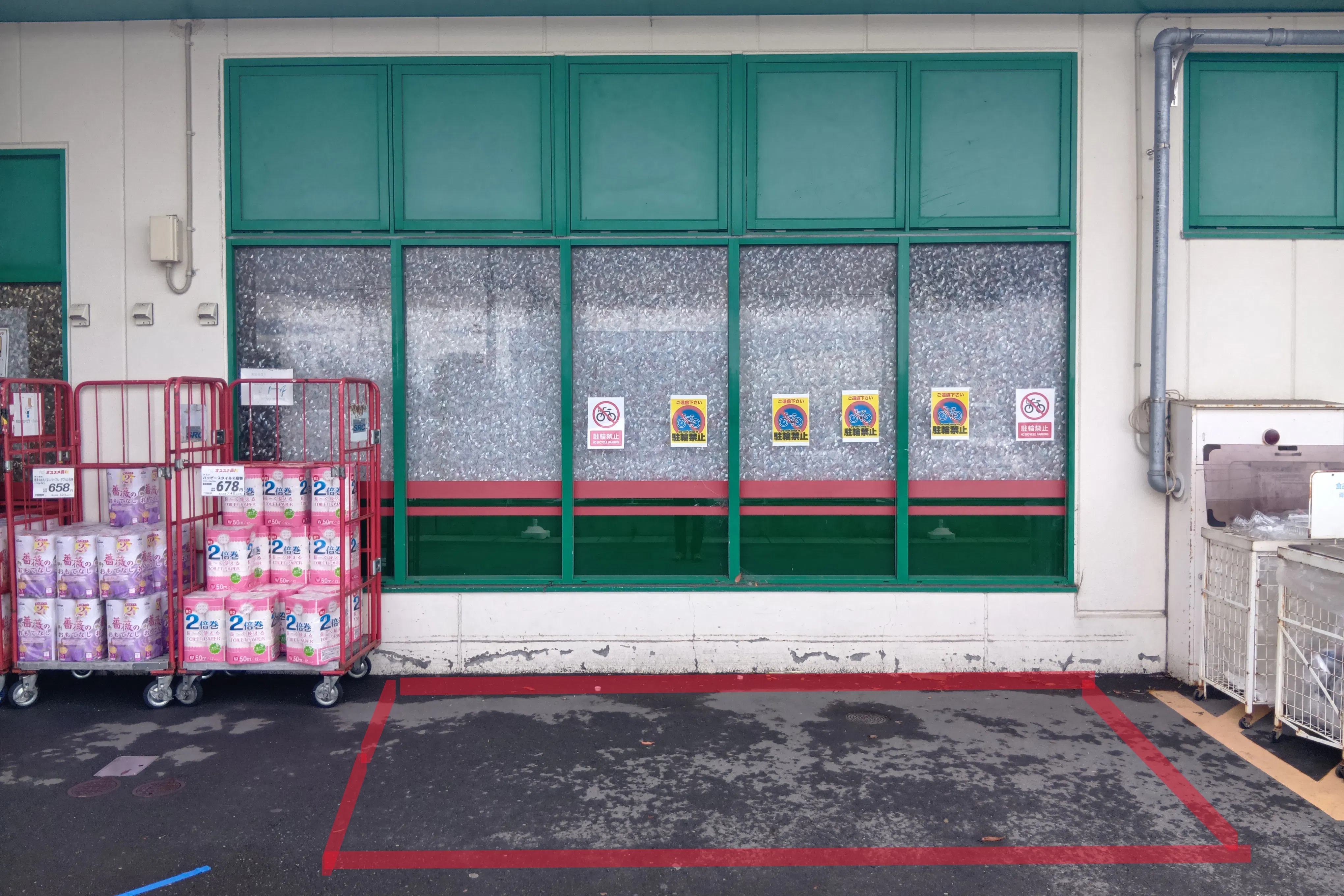 【フードマーケットマム柿田川店】出入口右側スペース 販促プロモーションや物販に最適なスーパー屋外催事イベントスペース