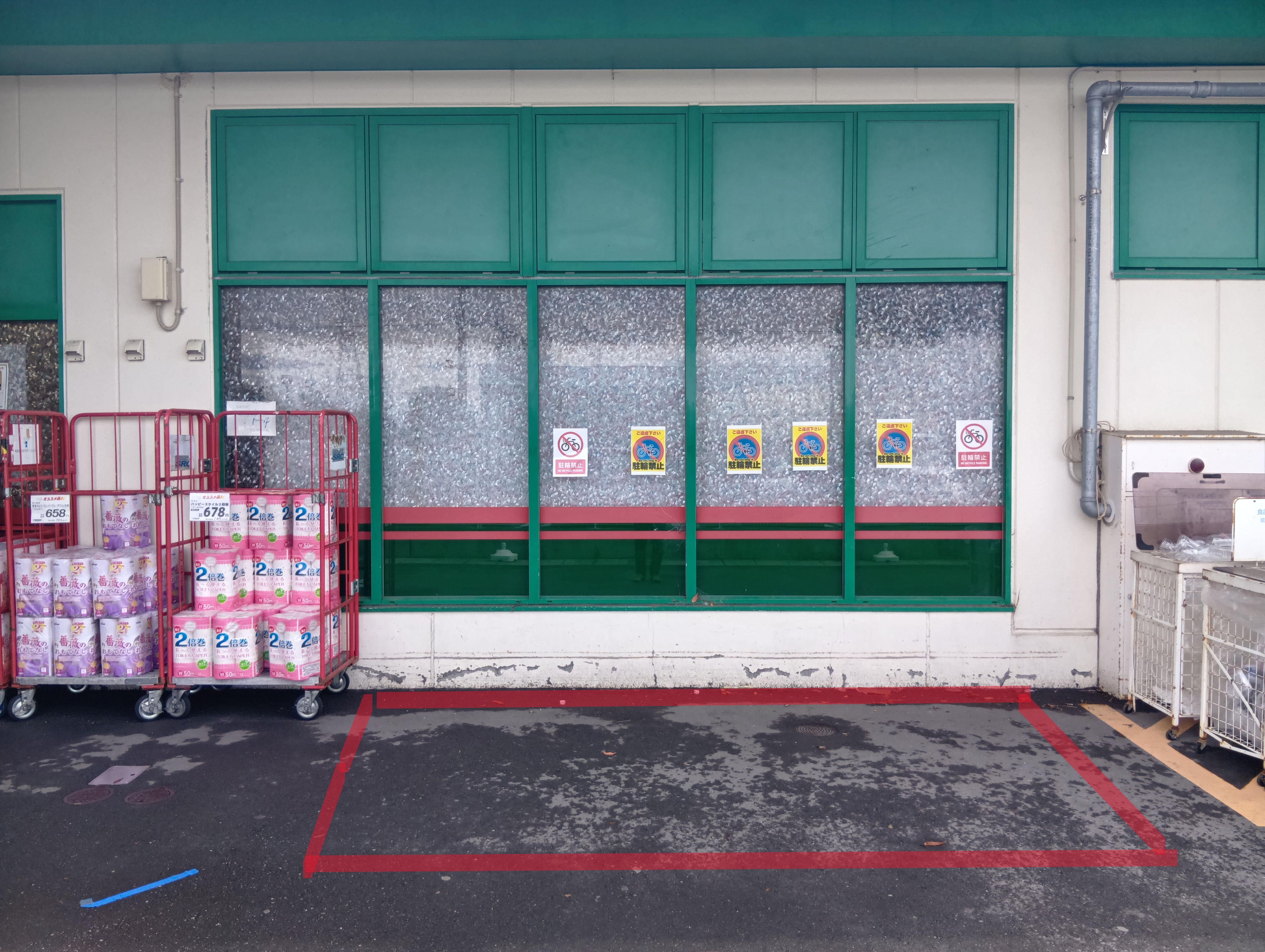 【フードマーケットマム柿田川店】出入口右側スペース 販促プロモーションや物販に最適なスーパー屋外催事イベントスペース
