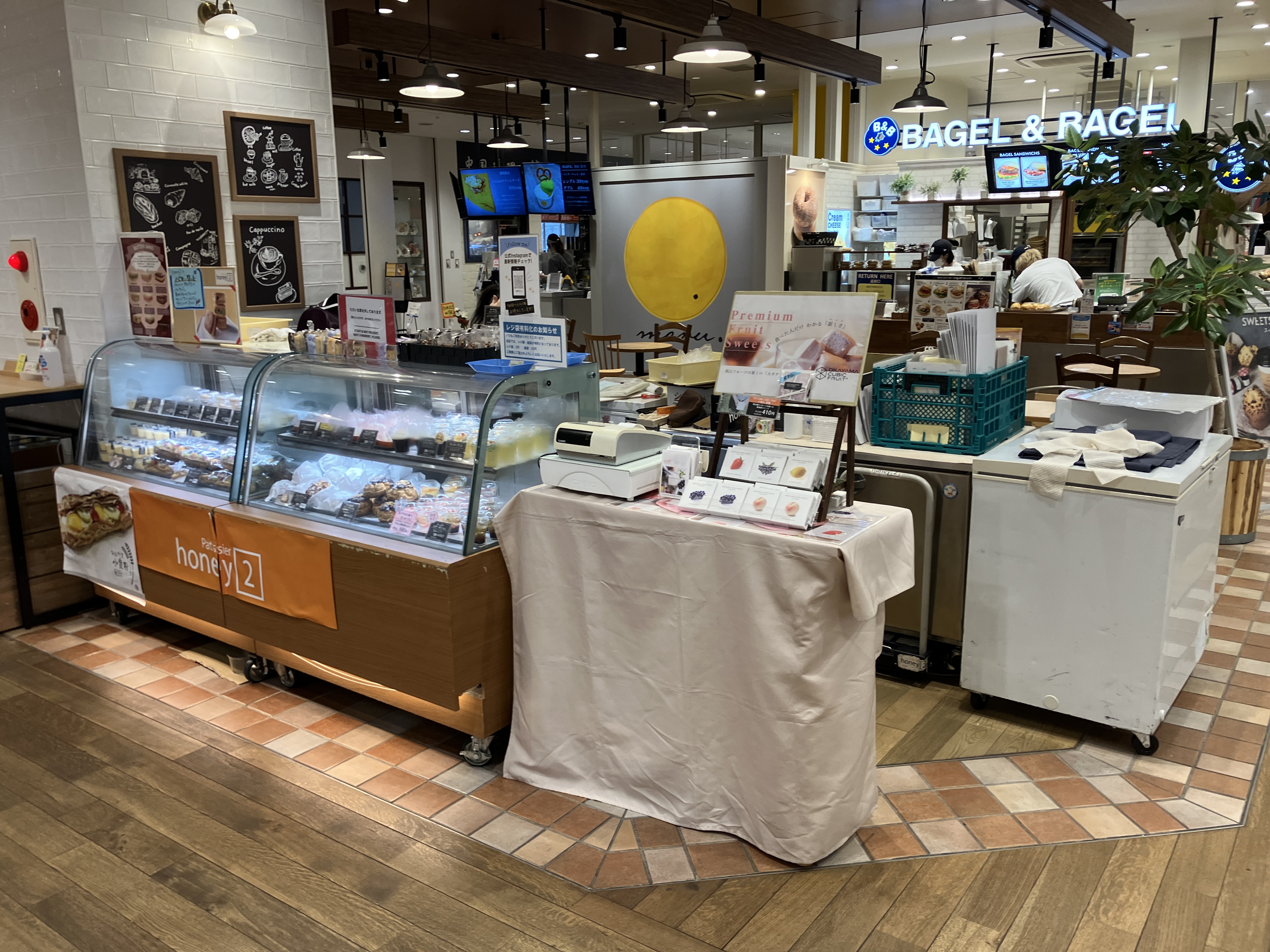 【ピオレ姫路】食物販催事に最適な冷蔵什器及び冷凍ストッカーの無料貸し出しも可能なイベントスペース