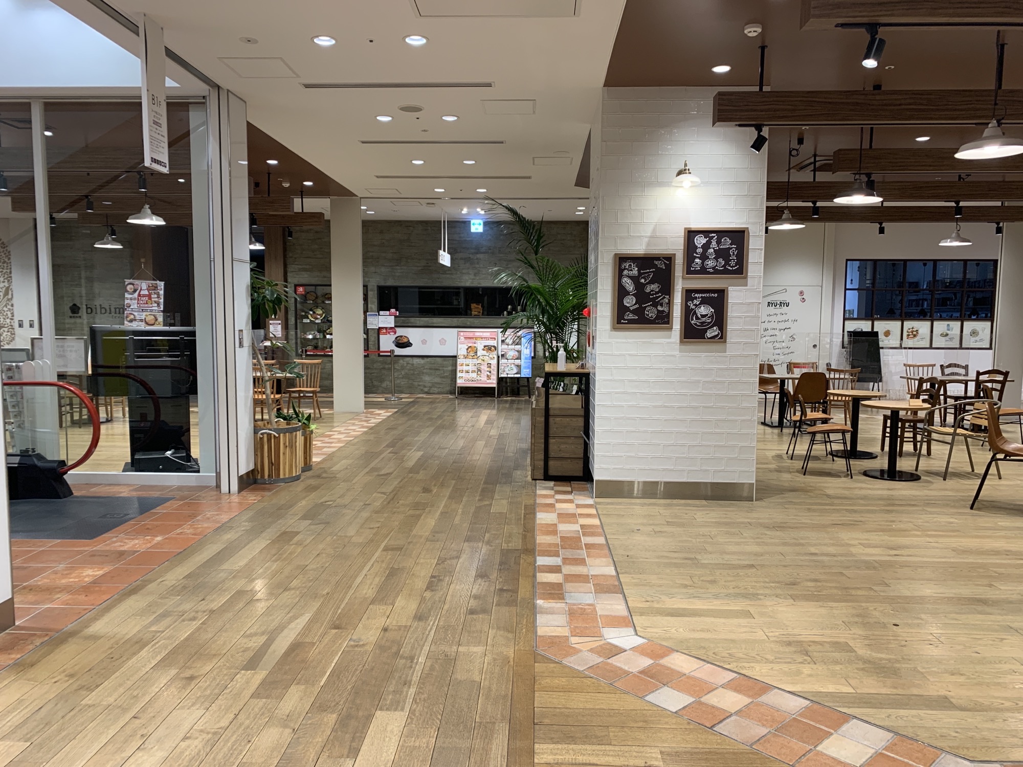 【ピオレ姫路】食物販催事に最適な冷蔵什器及び冷凍ストッカーの無料貸し出しも可能なイベントスペース