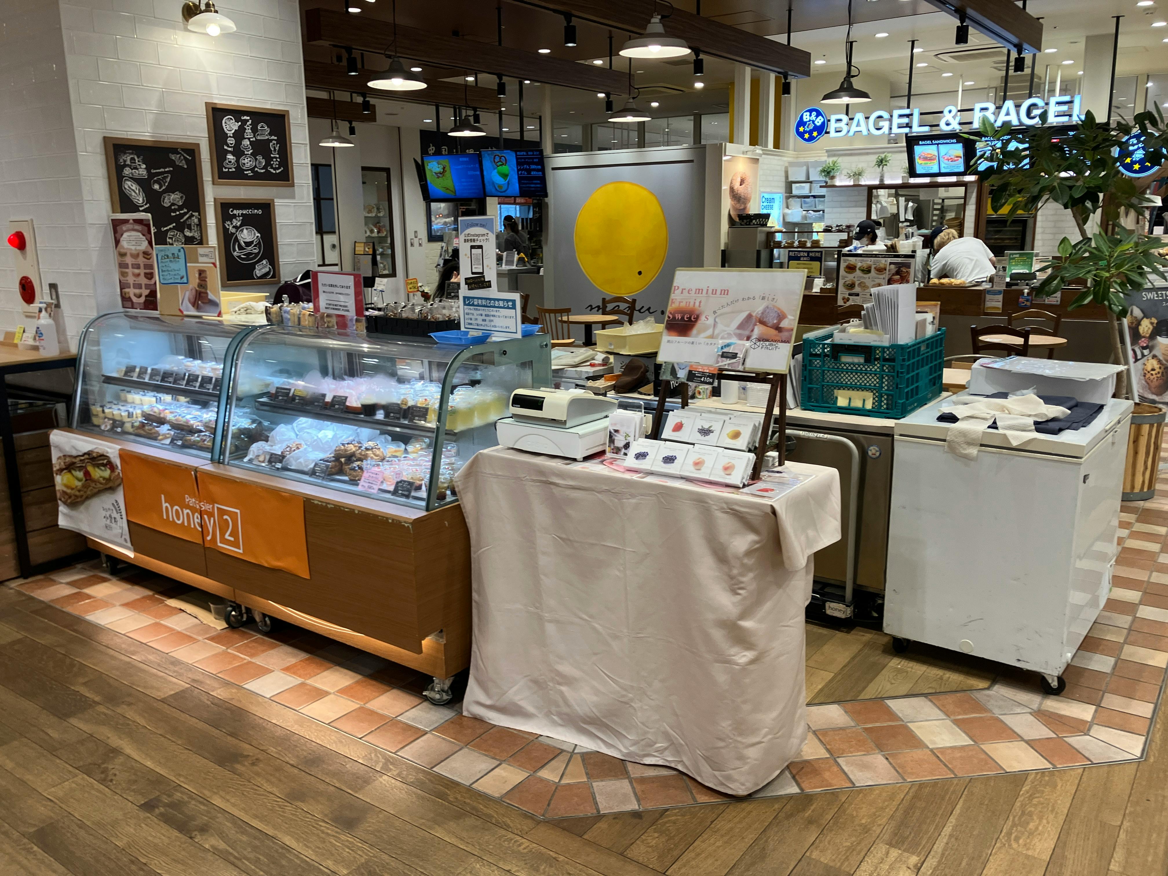 【ピオレ姫路】食物販催事に最適な冷蔵什器及び冷凍ストッカーの無料貸し出しも可能なイベントスペース