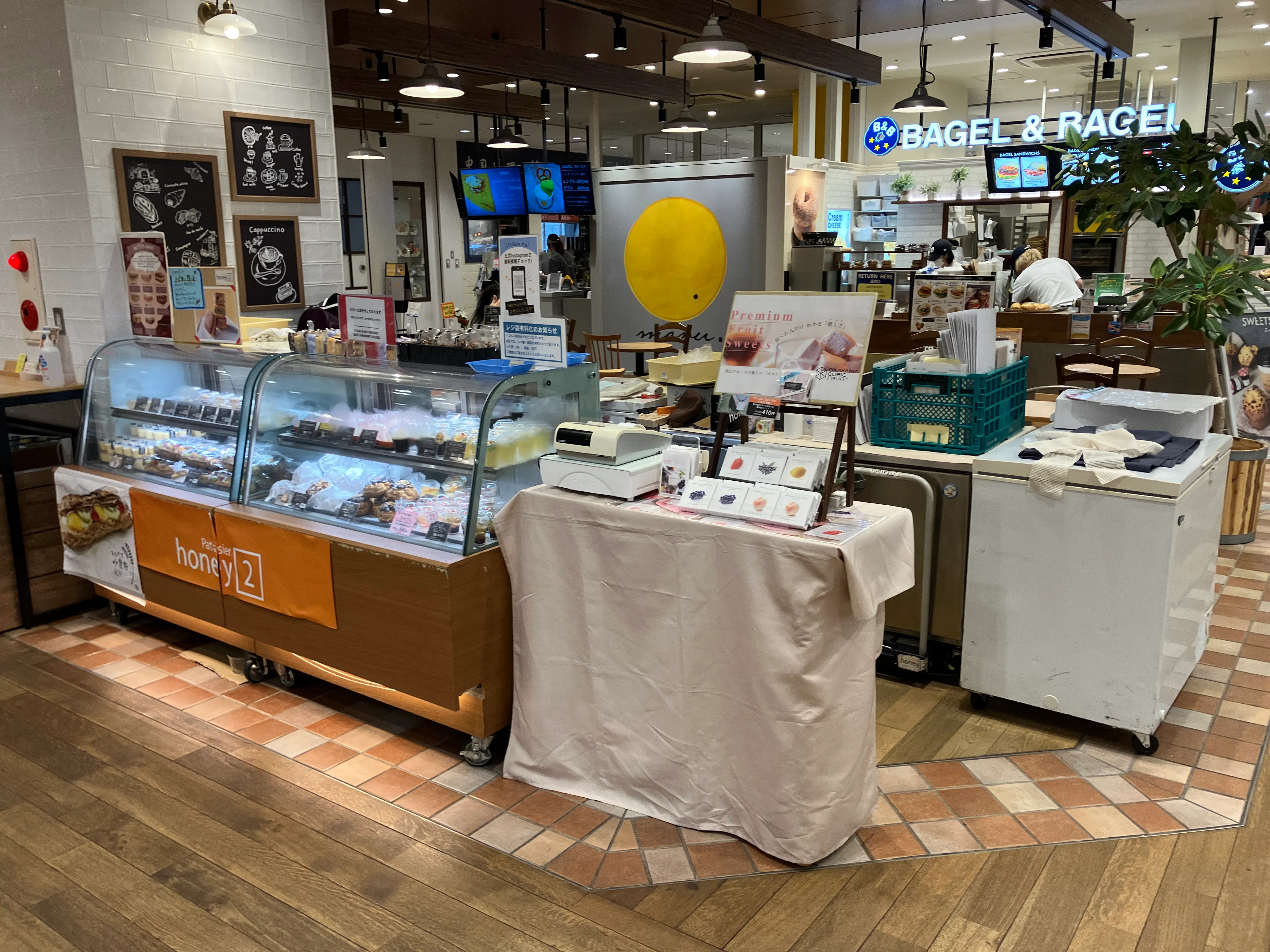 【ピオレ姫路】食物販催事に最適な冷蔵什器及び冷凍ストッカーの無料貸し出しも可能なイベントスペース