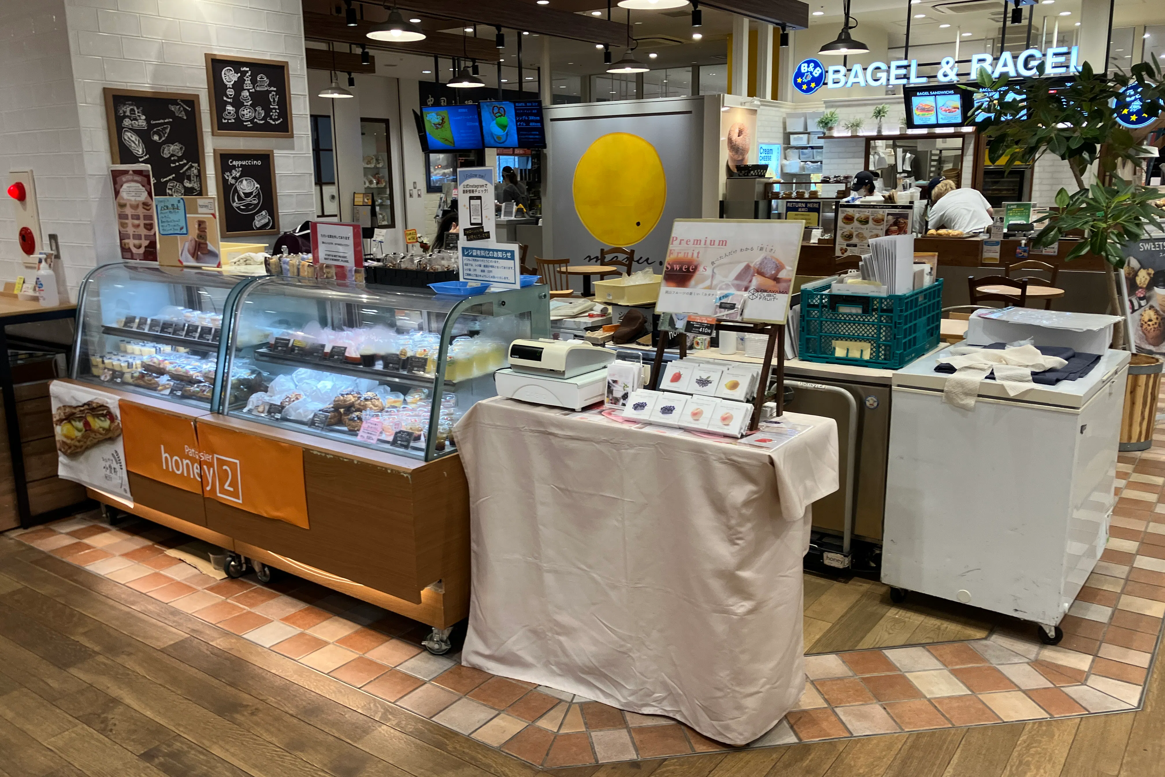 【ピオレ姫路】食物販催事に最適な冷蔵什器及び冷凍ストッカーの無料貸し出しも可能なイベントスペース