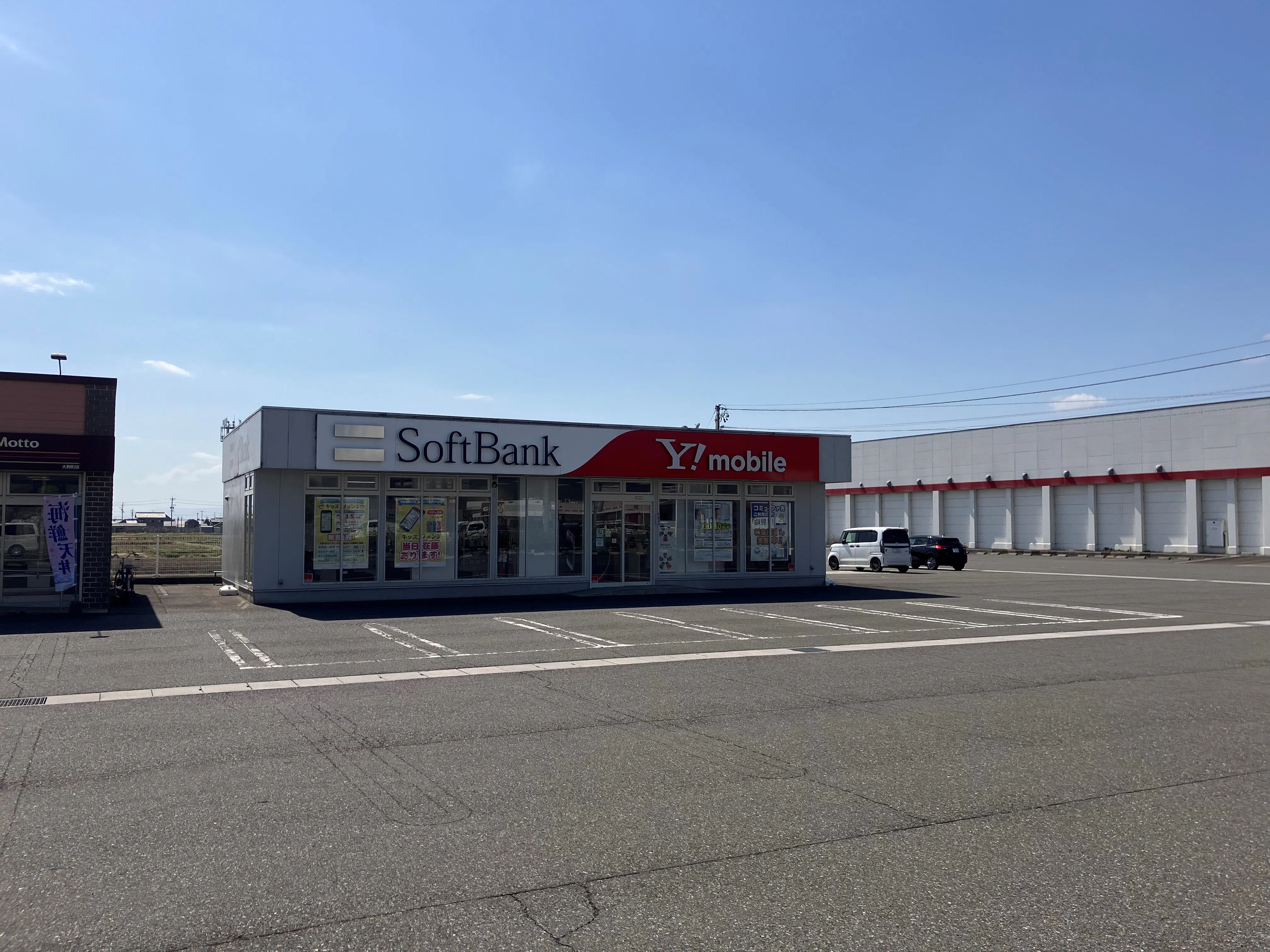 【岐阜県大野町】キッチンカー等の移動販売に最適なSoftbank揖斐大野店駐車場にある屋外スペース