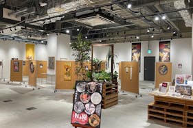 【TSUTAYA BOOKSTORE MARK IS 福岡ももち店】アーティストの展示、ファッション・アパレルの販売、ハンドメイドマルシェなどに最適な白を基調とした大規模イベントスペース