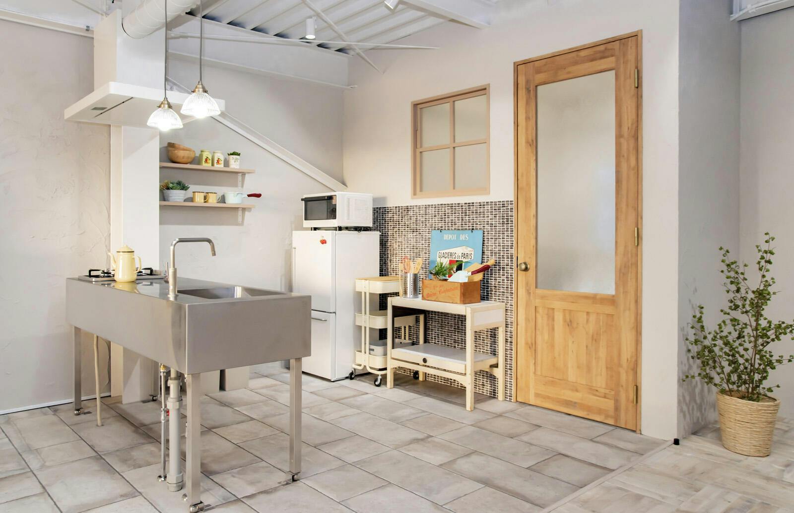 ３階内観　キッチンのガス・水道・冷蔵庫使用可能です。