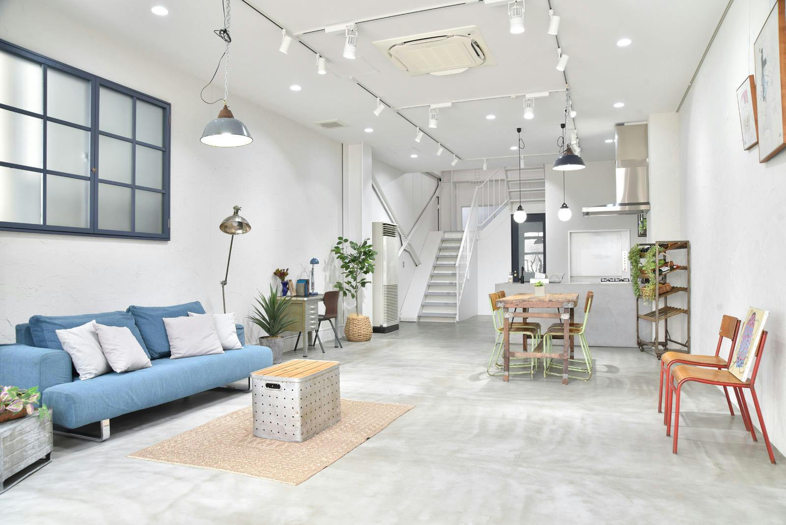 1階内観 荷物搬入出用のエレベーターが使用可能です。