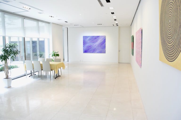 ã¡ã€ã³ããã¢ã¯å€§çç³åŒµãã§é«çŽæããããèªç¶å
è±ããªã€ãã³ãã¹ããŒã¹ã§ãã