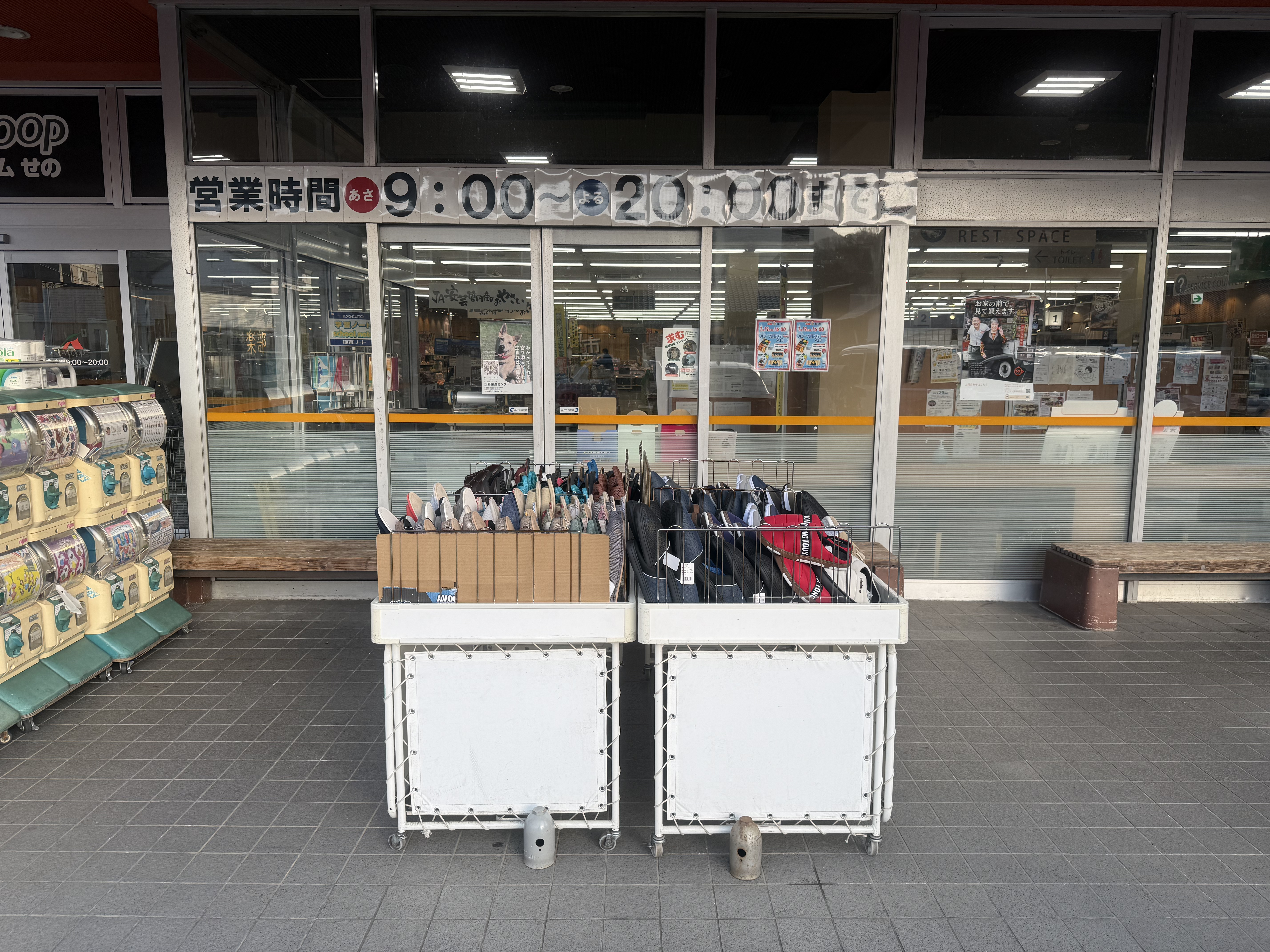 【Aコープ瀬野（マイファームせの）店】食物販や販促イベントに最適な屋外軒下スぺース