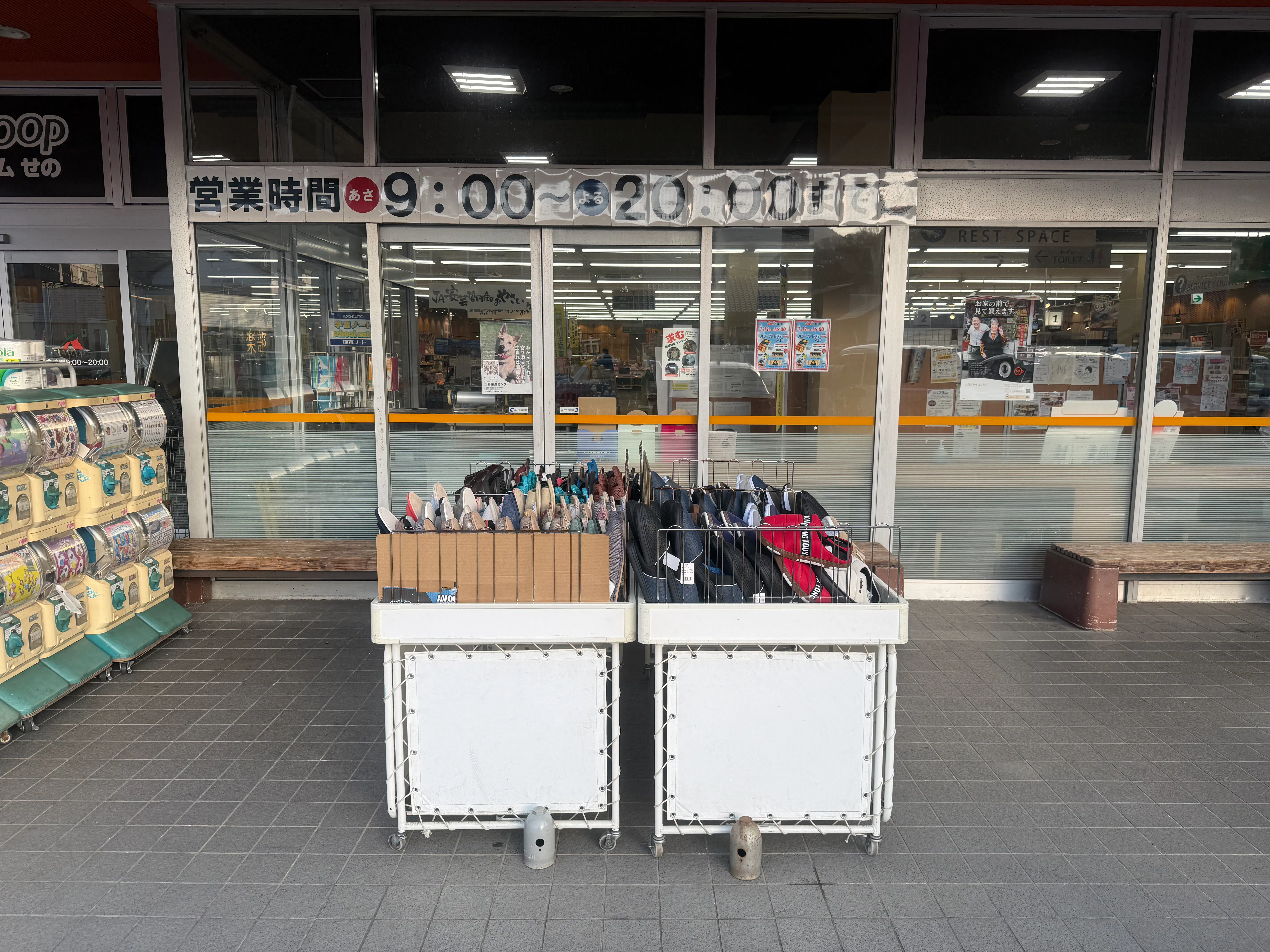 【Aコープ瀬野（マイファームせの）店】食物販や販促イベントに最適な屋外軒下スぺース