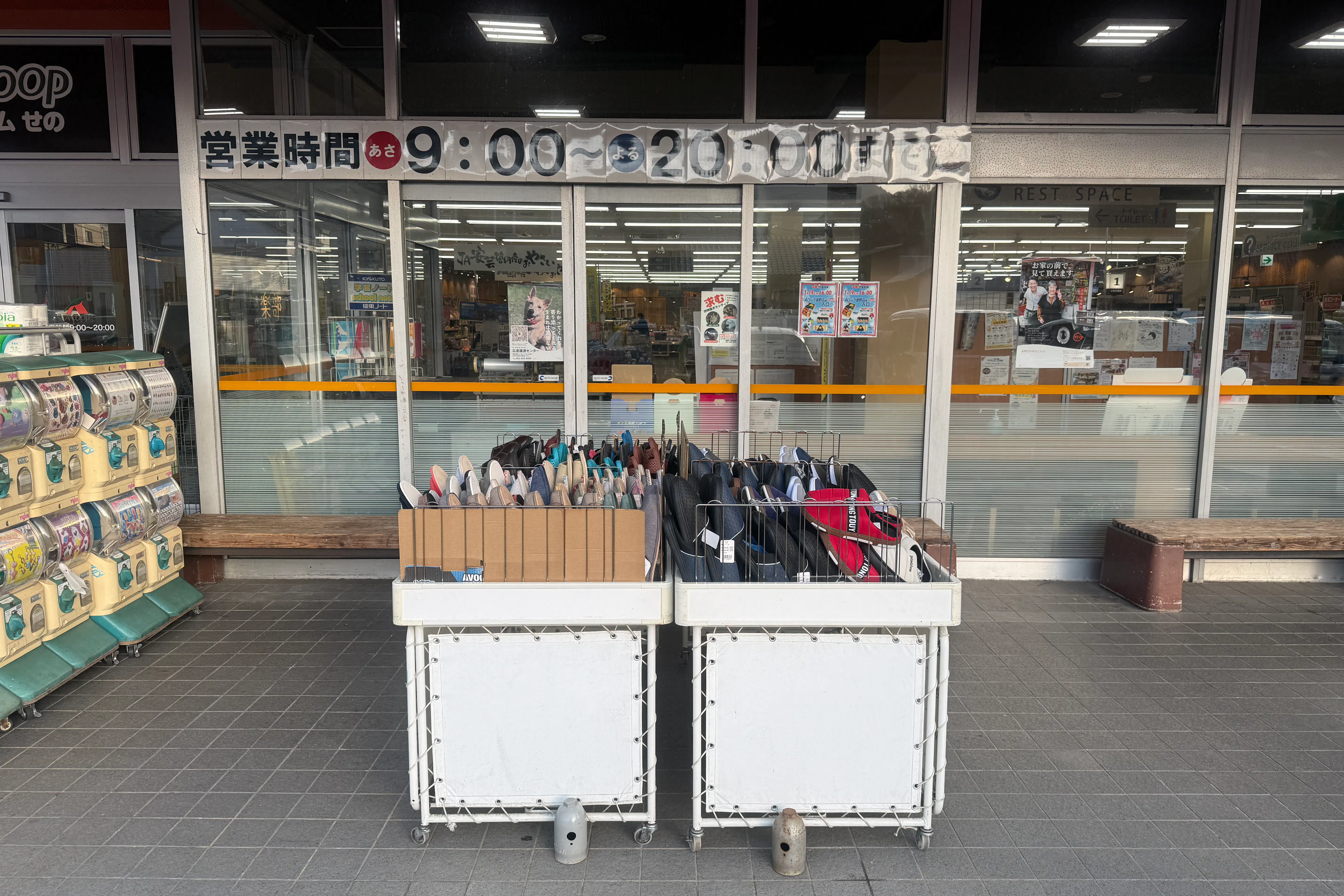 【Aコープ瀬野(マイファームせの)店】食物販や販促イベントに最適な屋外軒下スぺース