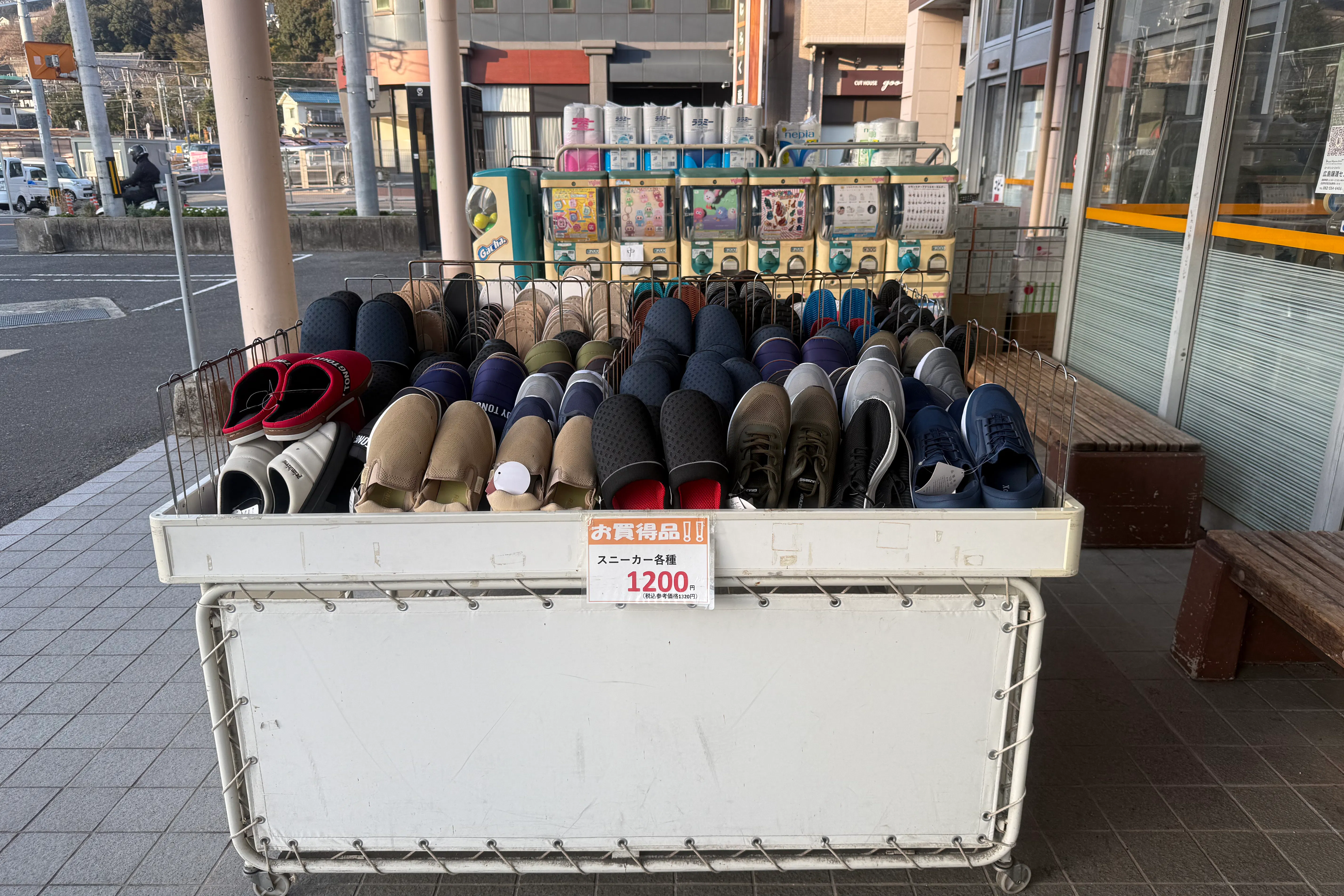 【Aコープ瀬野(マイファームせの)店】食物販や販促イベントに最適な屋外軒下スぺース