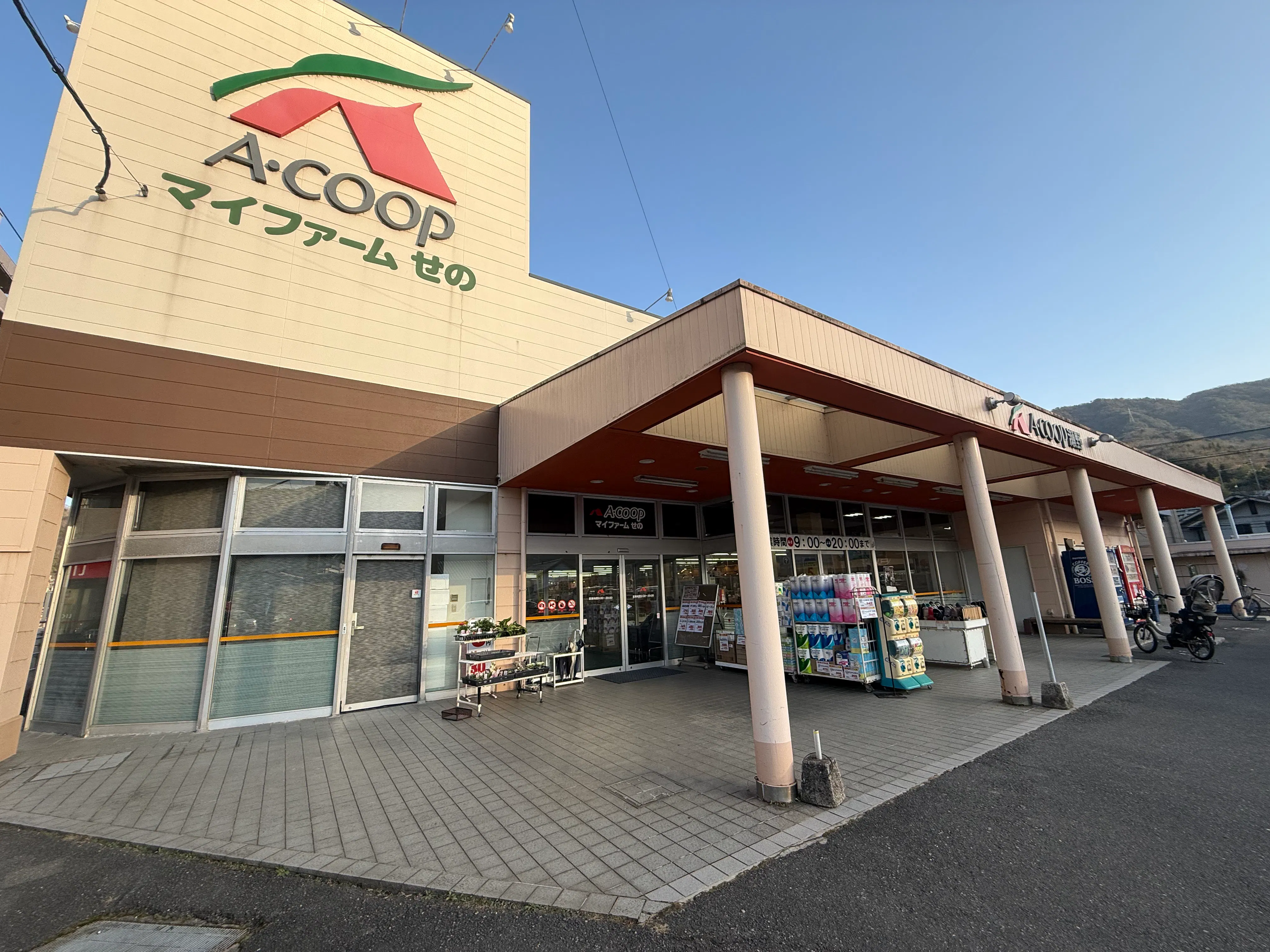 【Aコープ瀬野（マイファームせの）店】食物販や販促イベントに最適な屋外軒下スぺース