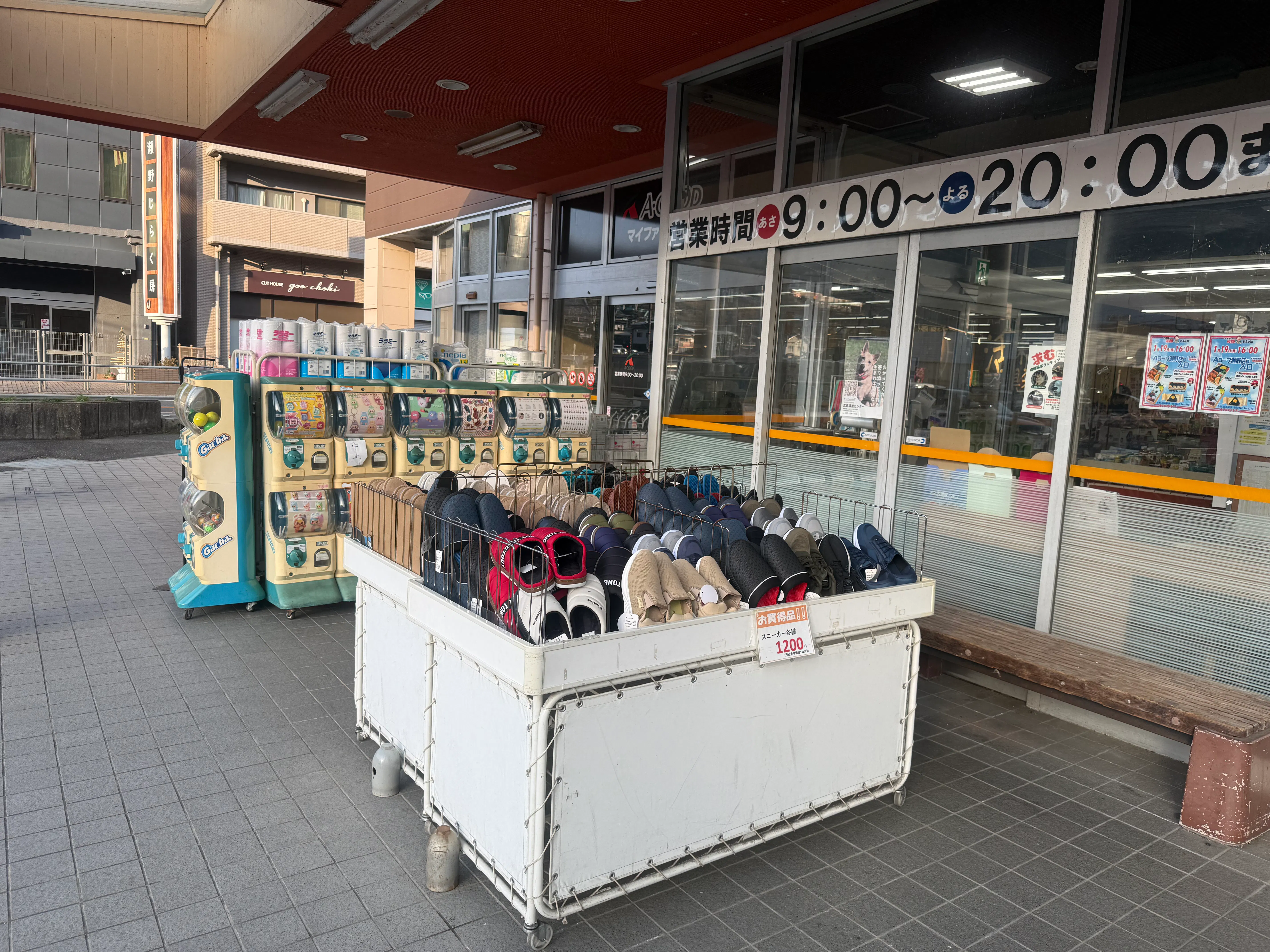 【Aコープ瀬野（マイファームせの）店】食物販や販促イベントに最適な屋外軒下スぺース